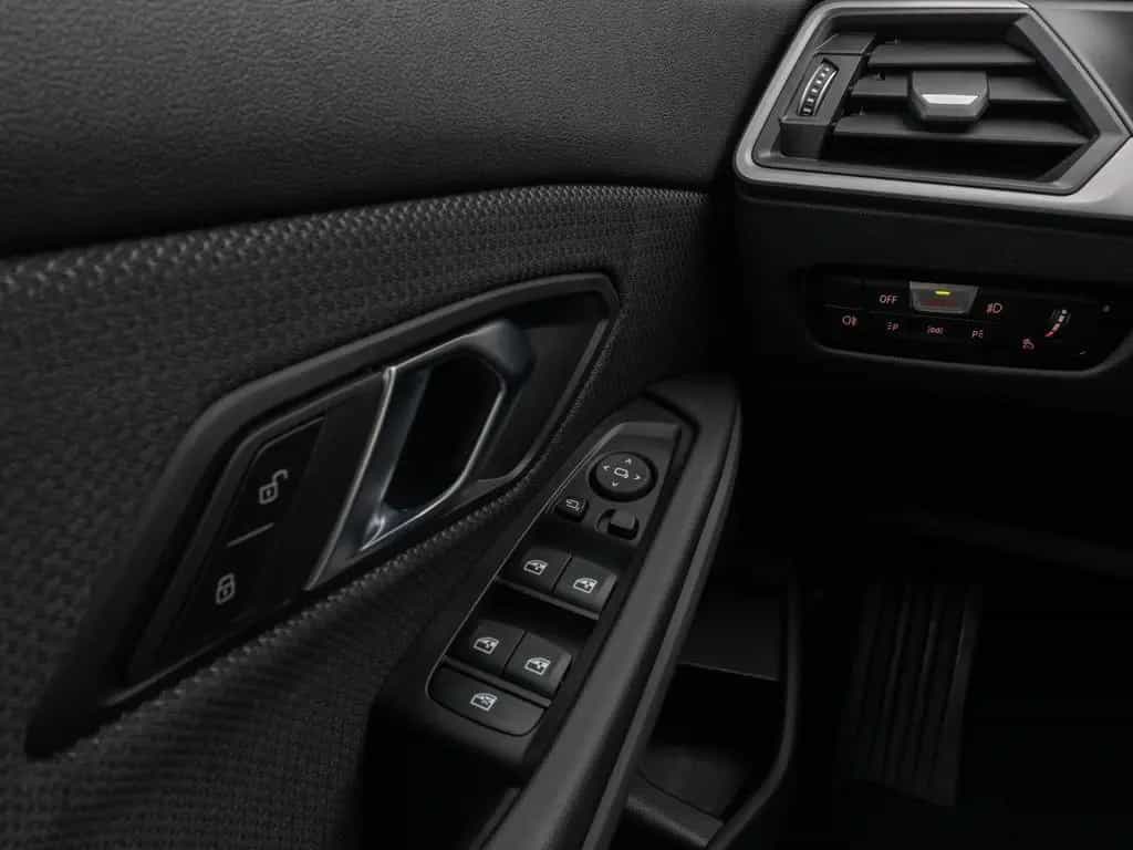 BMW 318 i GeschwindigReg DAB PDC Cockpit+ Widscreen 10/2024-photo-32