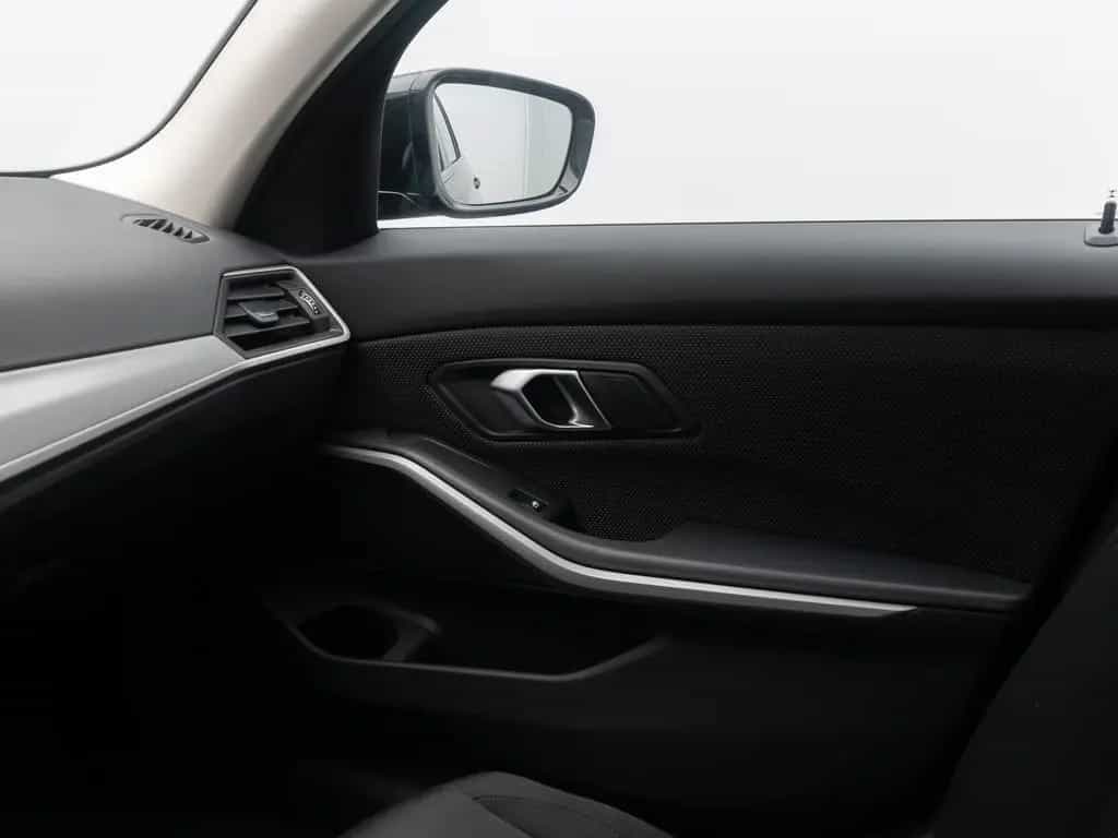 BMW 318 i GeschwindigReg DAB PDC Cockpit+ Widscreen 07/2024-photo-32
