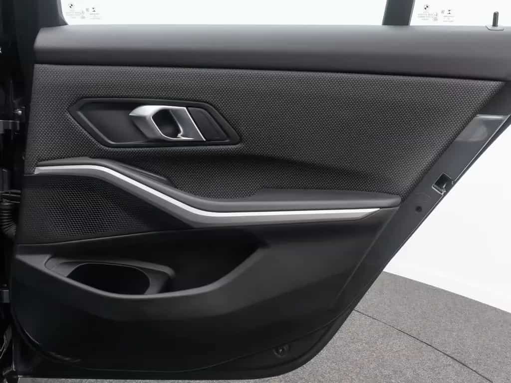 BMW 330 i xD Alarm AHK DAB Panorama Individual Sport 03/2022-photo-34