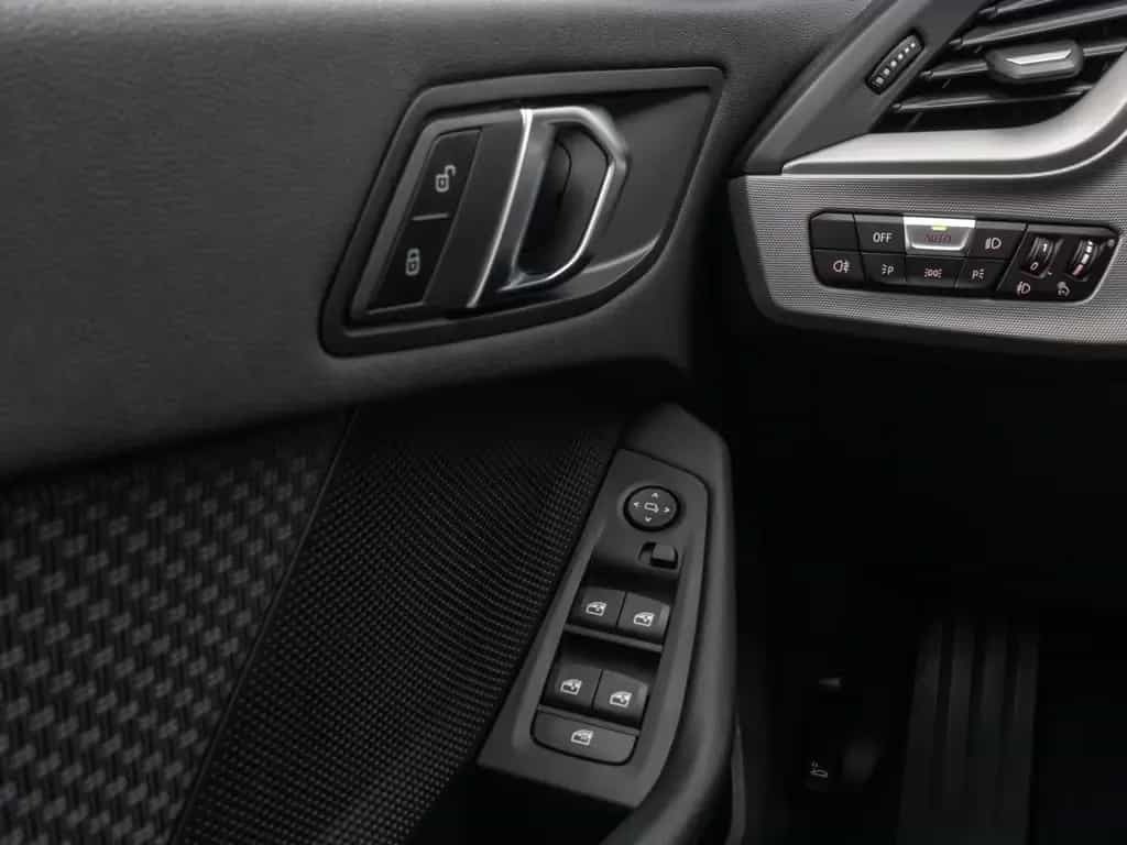 BMW 118 i Kamera DAB CockPitPro Geschwindigkeitsr LED 03/2023-photo-30