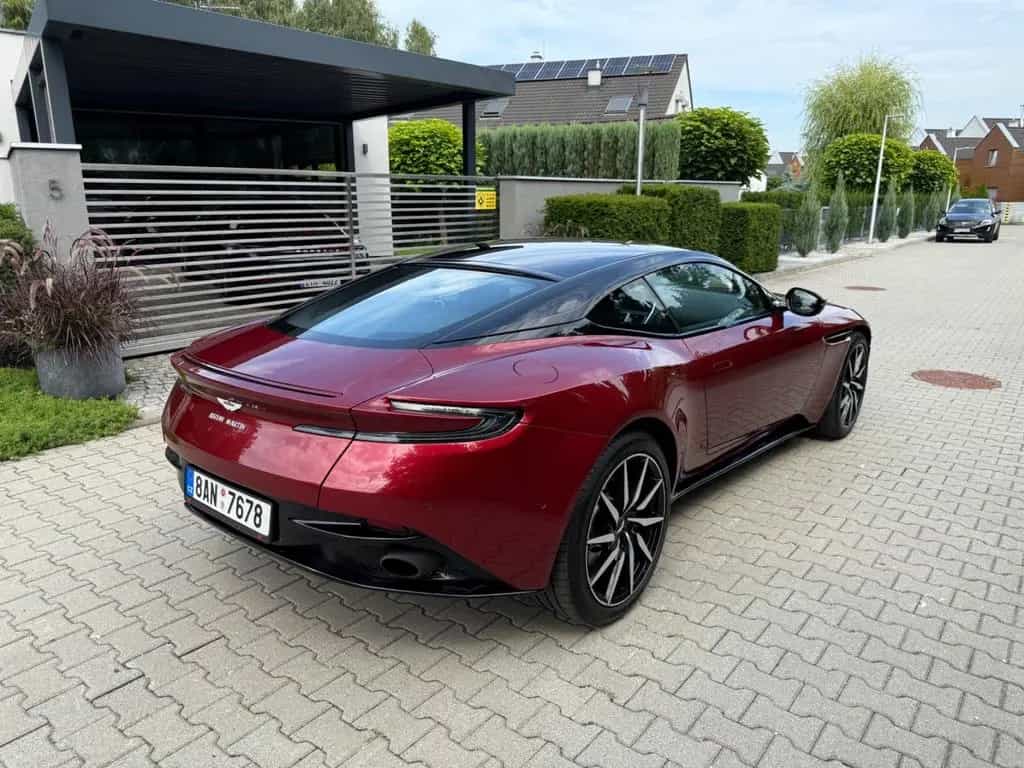 Aston Martin DB11 5.2 V12 03/2018-photo-1