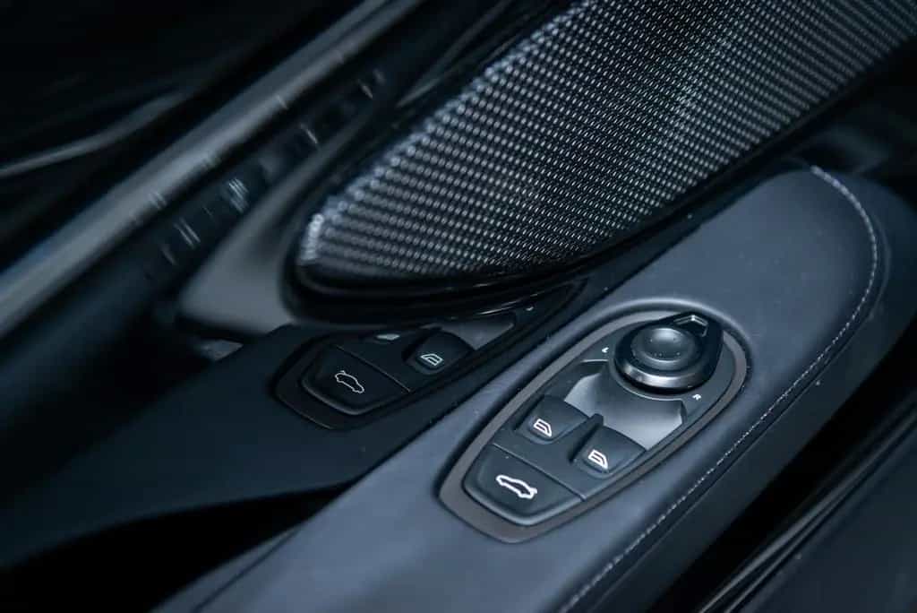 Aston Martin DB12 4.0 V8 Volante null-photo-41