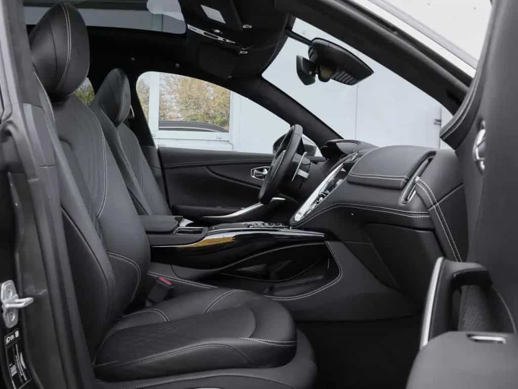 Aston Martin DBX 550 10/2024-photo-16