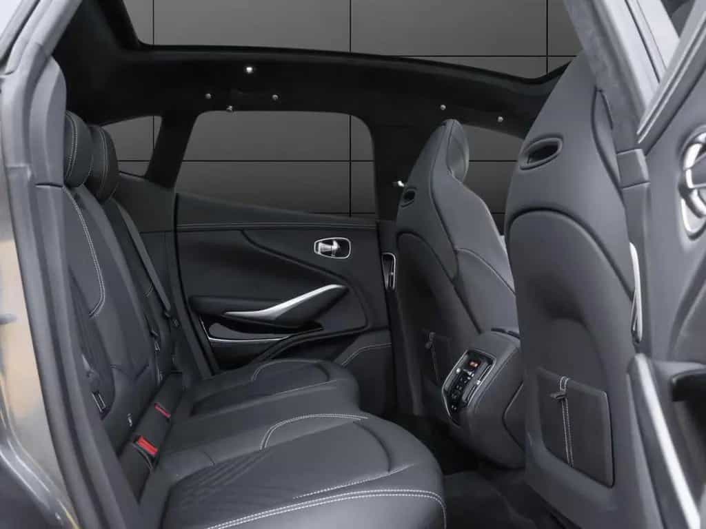Aston Martin DBX 550 10/2024-photo-17