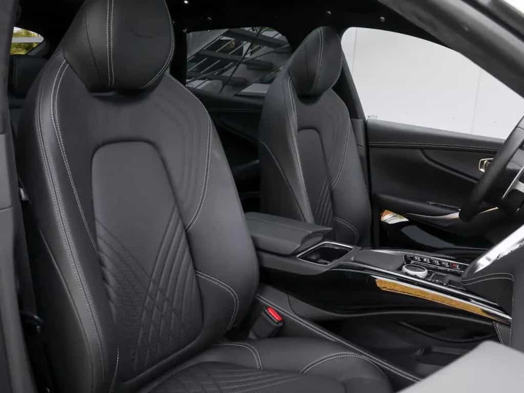 Aston Martin DBX 550 10/2024-photo-18
