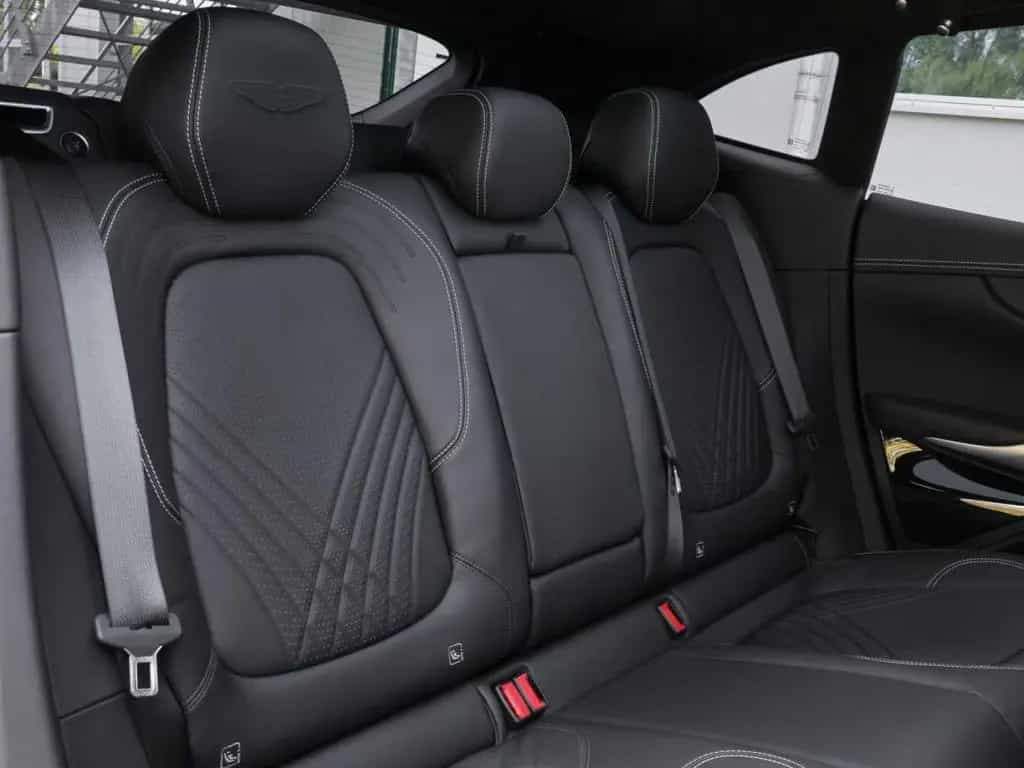 Aston Martin DBX 550 10/2024-photo-19