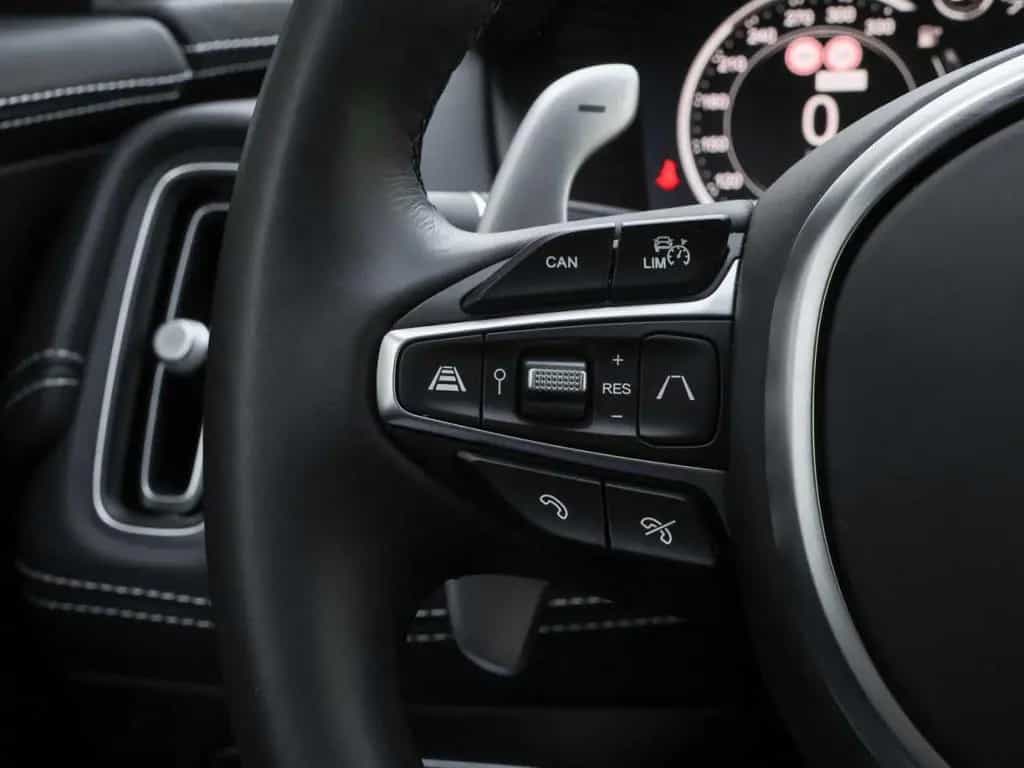 Aston Martin DBX 550 10/2024-photo-23
