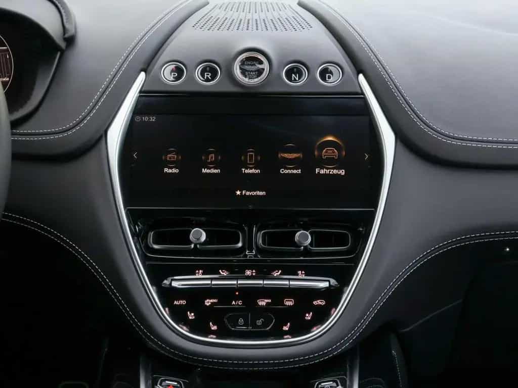 Aston Martin DBX 550 10/2024-photo-26
