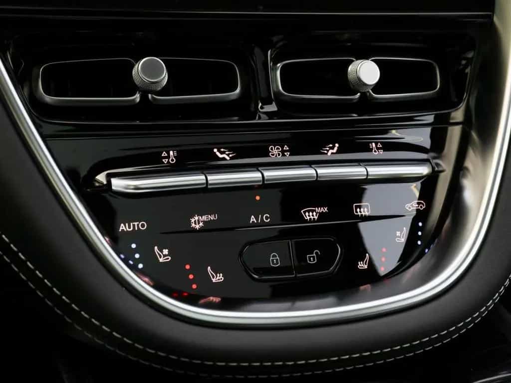 Aston Martin DBX 550 10/2024-photo-27