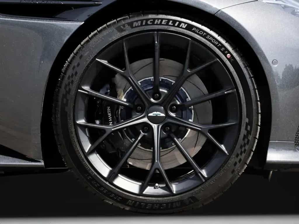 Aston Martin DB12 Coupe null-photo-8