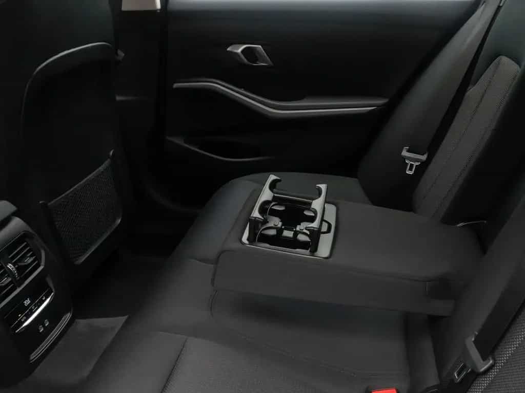 BMW 318 i Widscreen DAB Memory PDC GeschwindigReg 04/2023-photo-27
