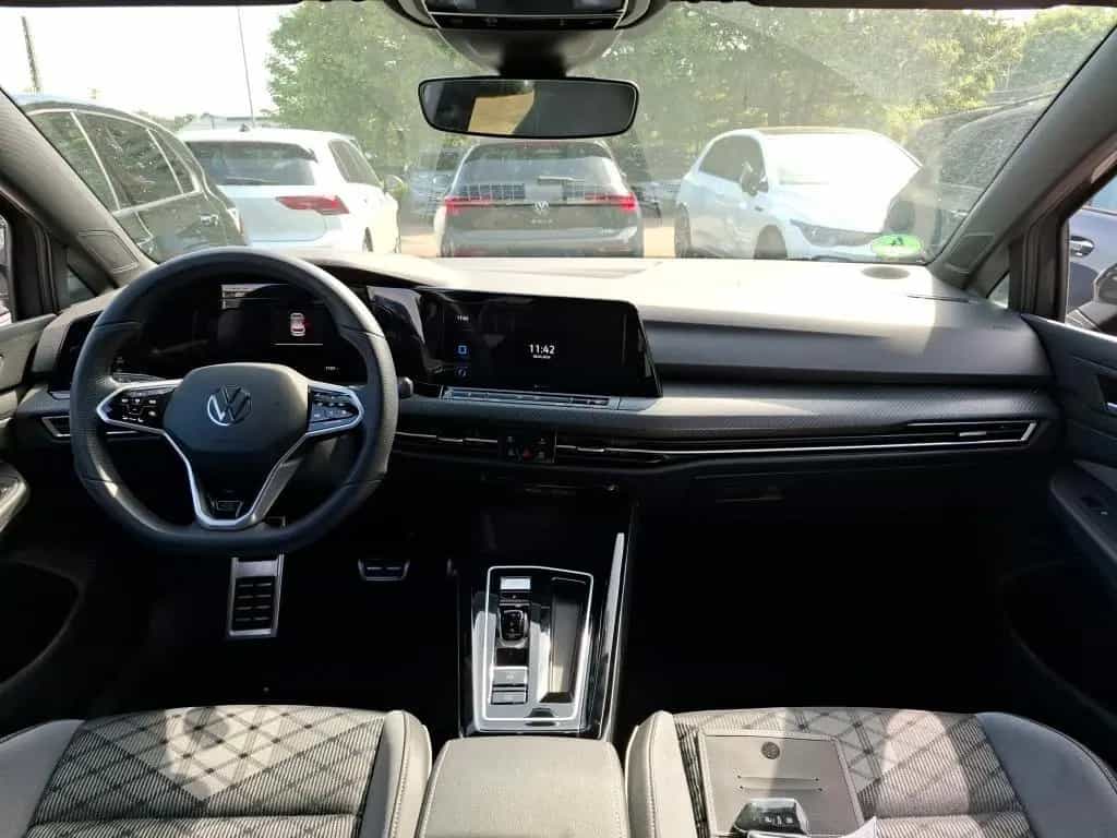 Volkswagen Golf Lim. 1.5 eTSI DSG R-Line *KAMERA*NAVI*ACC* 05/2024-photo-6