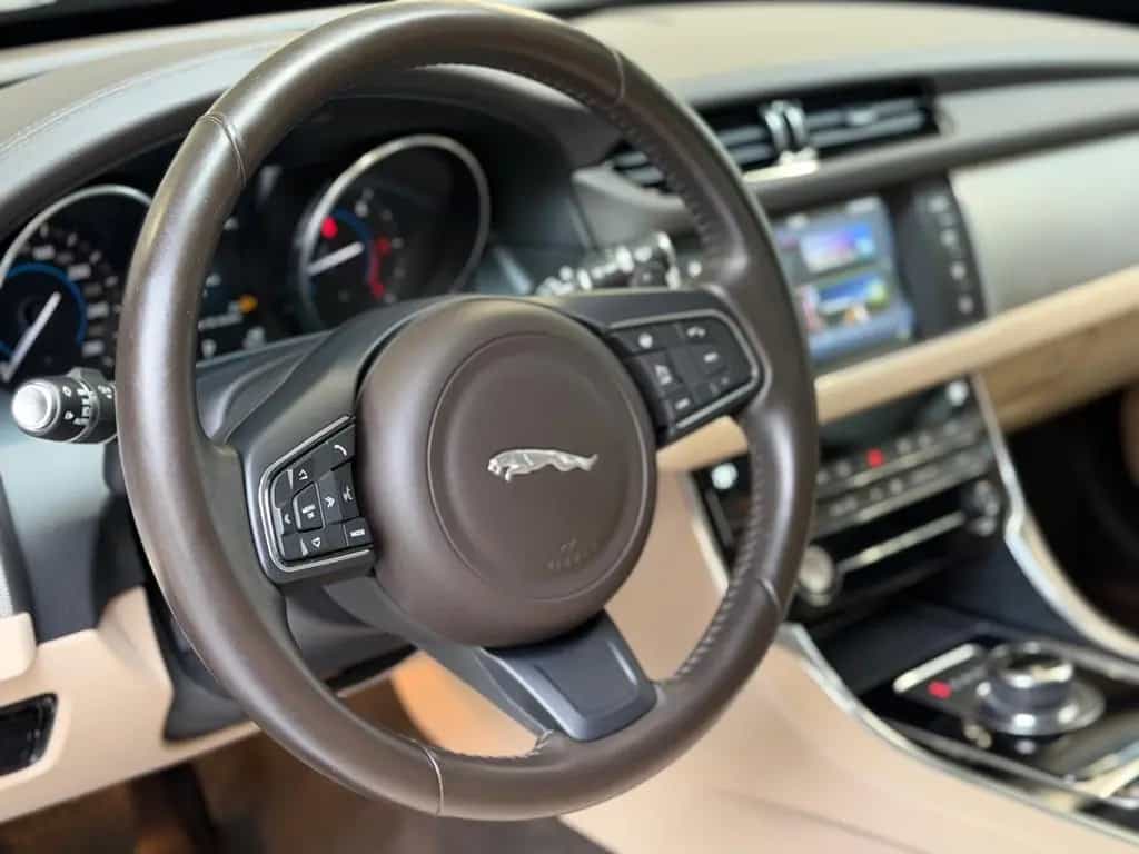 Jaguar XF Prestige AWD 2.0l Xenon/Volleder/BT/CAM 03/2017-photo-13