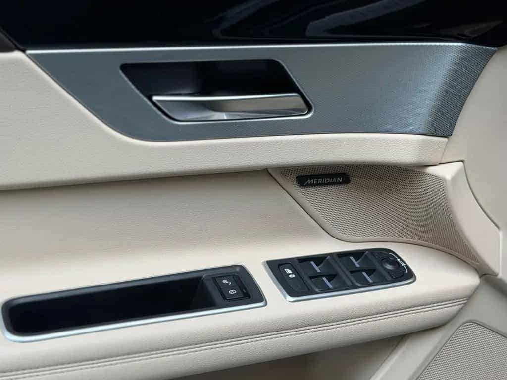 Jaguar XF Prestige AWD 2.0l Xenon/Volleder/BT/CAM 03/2017-photo-14