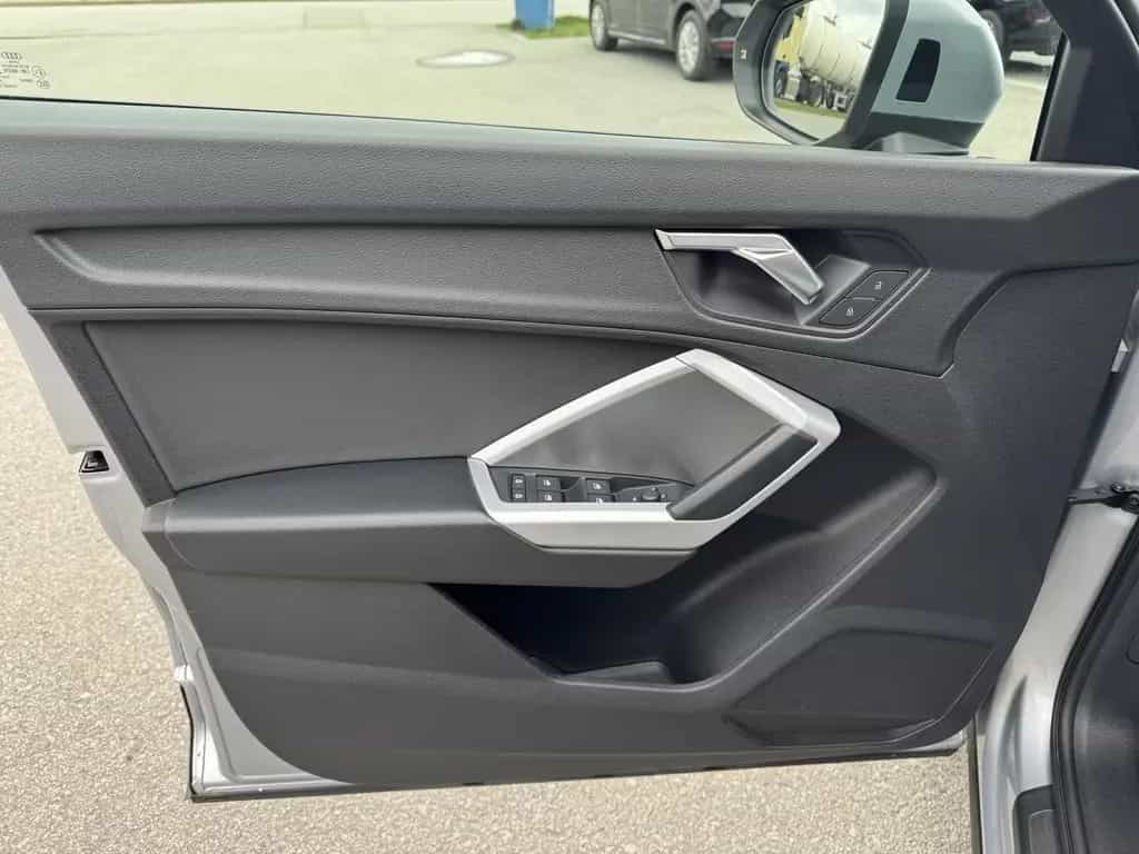 Audi Q3 35 TFSI digi Cockpit Automatik  wenig KM AHK 09/2020-photo-13
