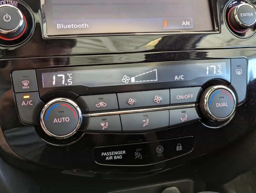 Nissan Qashqai 1.2 Aut. Acenta Pano Kamera Navi 01/2018-photo-21