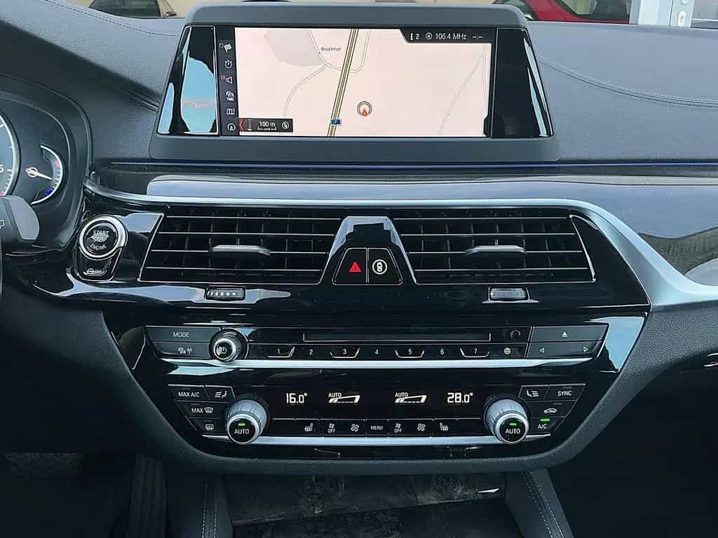 BMW 520 d Touring Steptronic Luxury LED PANO HUD NAVI 06/2019-photo-15