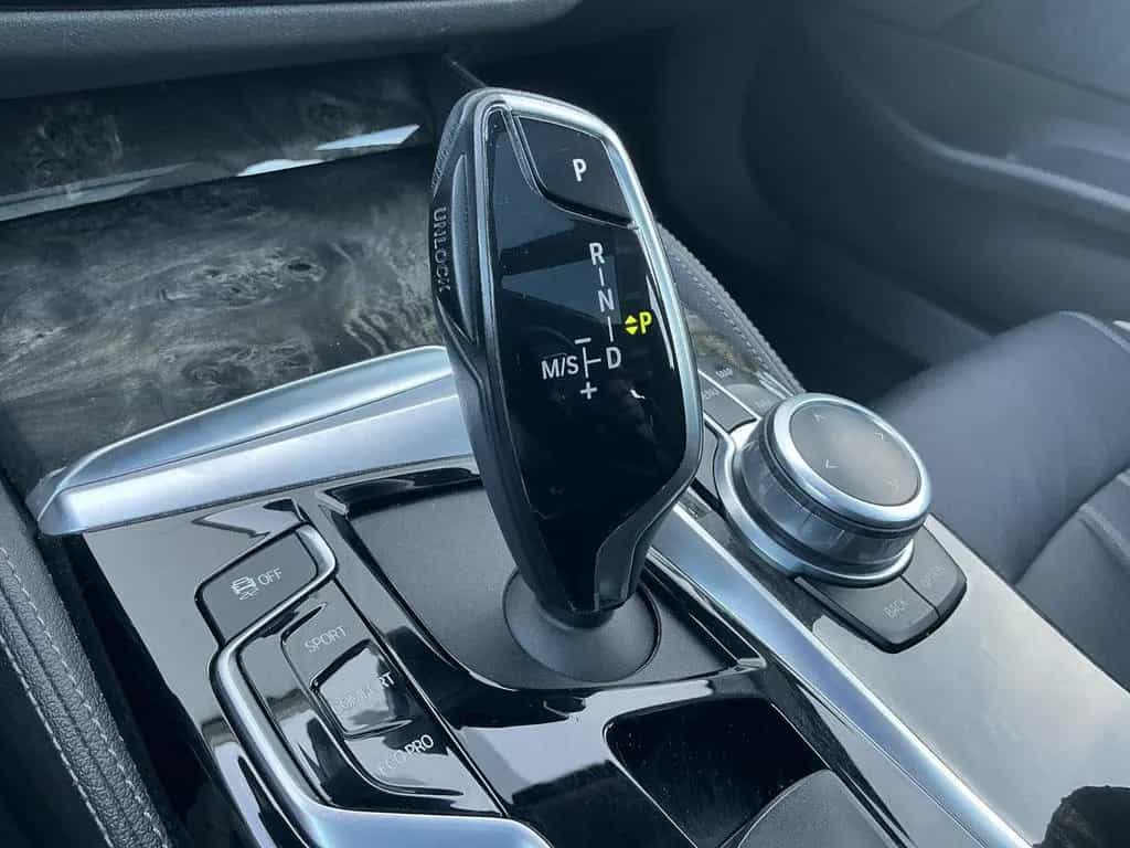 BMW 520 d Touring Steptronic Luxury LED PANO HUD NAVI 06/2019-photo-31