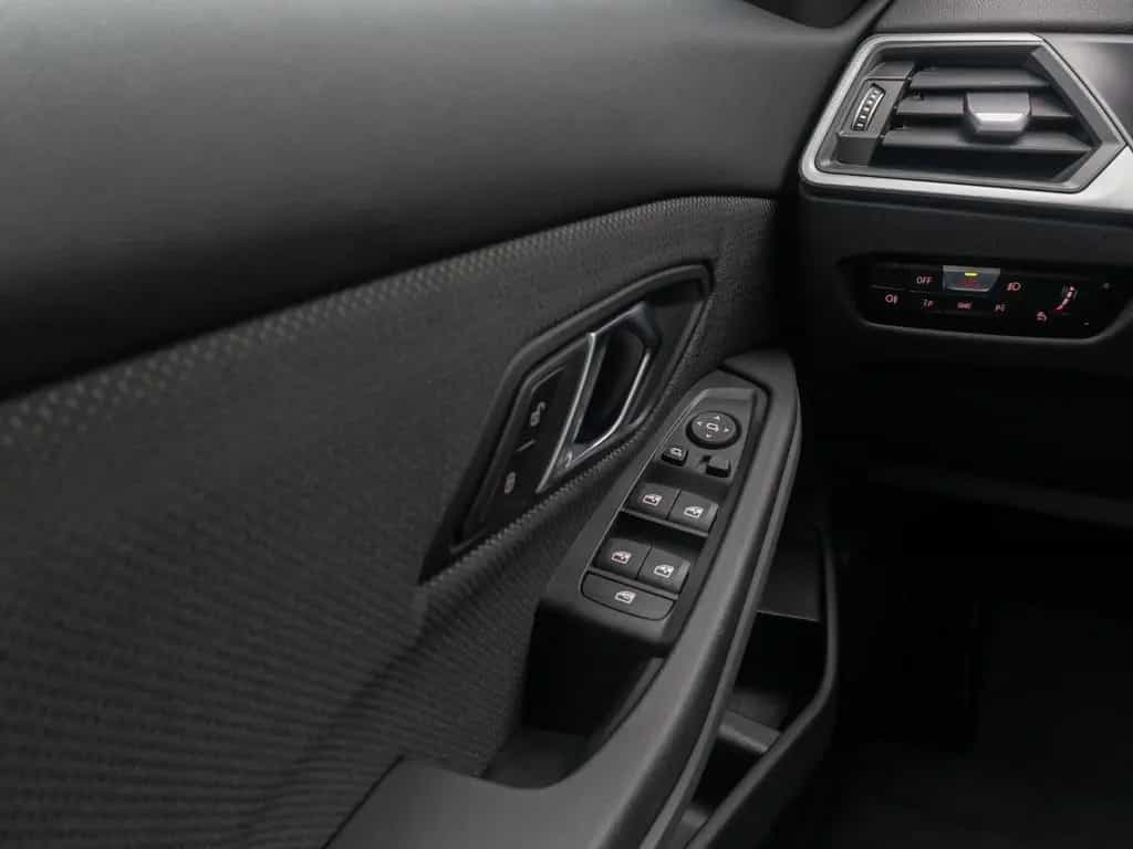 BMW 318 i Widscreen DAB PDC GeschwindigReg Cockpit+ 09/2024-photo-31