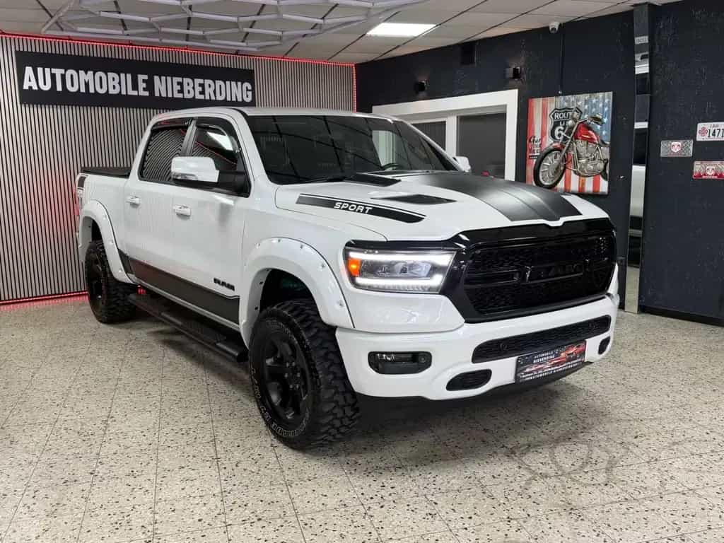 Dodge RAM 5.7 HEMI 4X4 / Sport Night-Edt. / CrewCab / 01/2020-photo-1