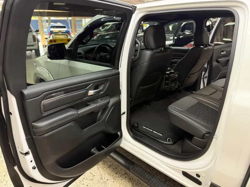 Dodge RAM 5.7 HEMI 4X4 / Sport Night-Edt. / CrewCab / 01/2020-photo-22