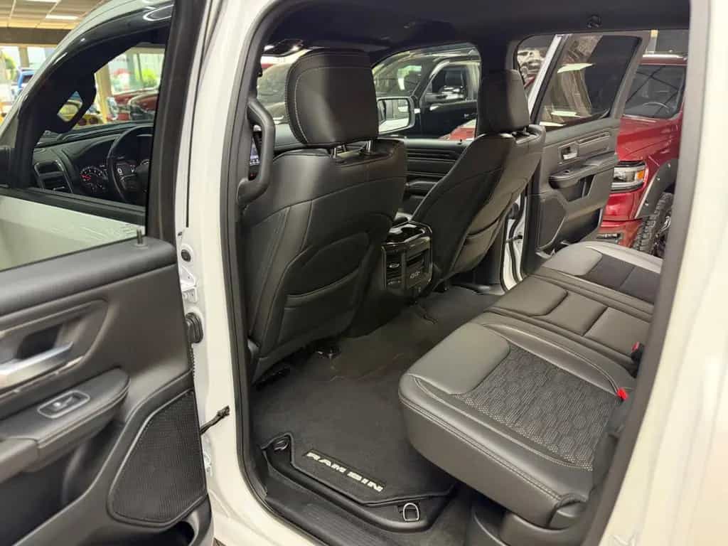Dodge RAM 5.7 HEMI 4X4 / Sport Night-Edt. / CrewCab / 01/2020-photo-24
