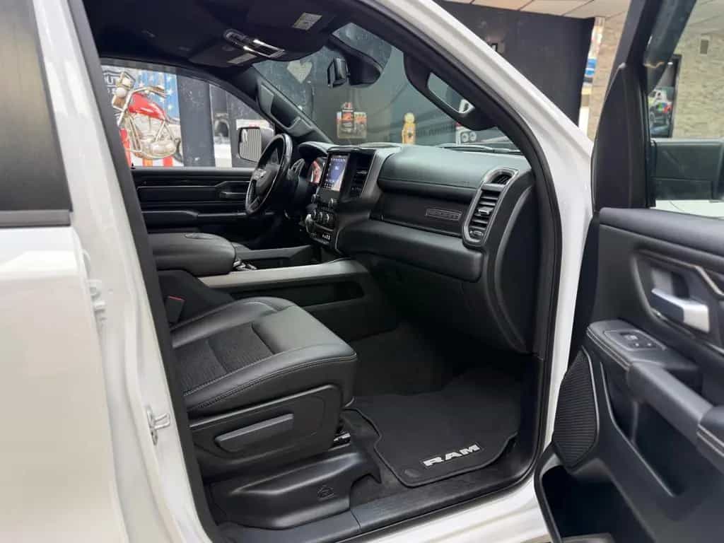 Dodge RAM 5.7 HEMI 4X4 / Sport Night-Edt. / CrewCab / 01/2020-photo-32