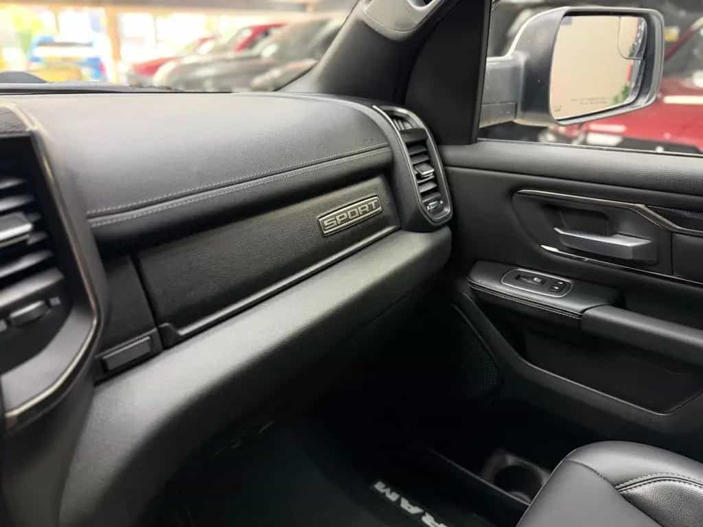 Dodge RAM 5.7 HEMI 4X4 / Sport Night-Edt. / CrewCab / 01/2020-photo-42