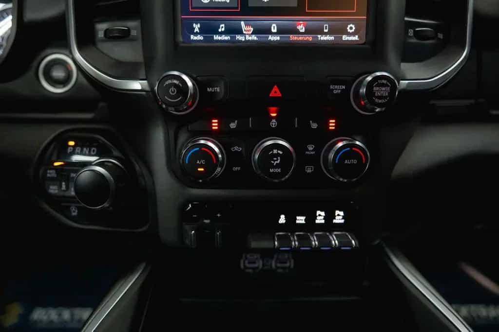 Dodge RAM 5.7 V8 HEMI 4x4 OFFROAD Night-Paket *LED*19% 11/2021-photo-28