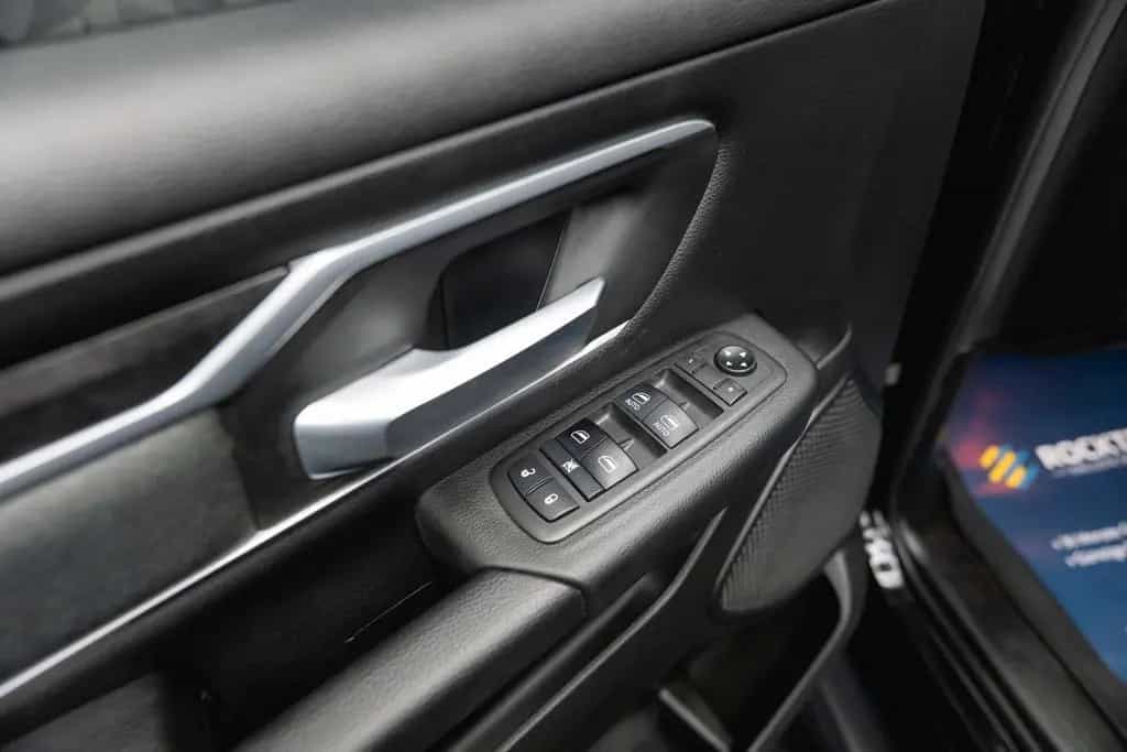 Dodge RAM 5.7 V8 HEMI 4x4 OFFROAD Night-Paket *LED*19% 11/2021-photo-34