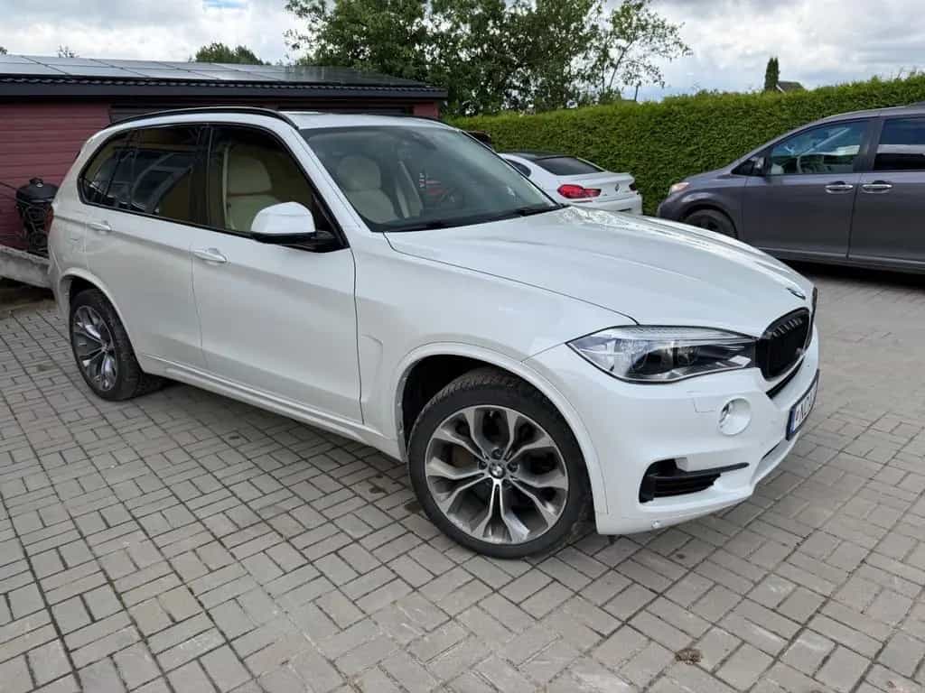 BMW X5 xDrive50i - 03/2014-photo-2