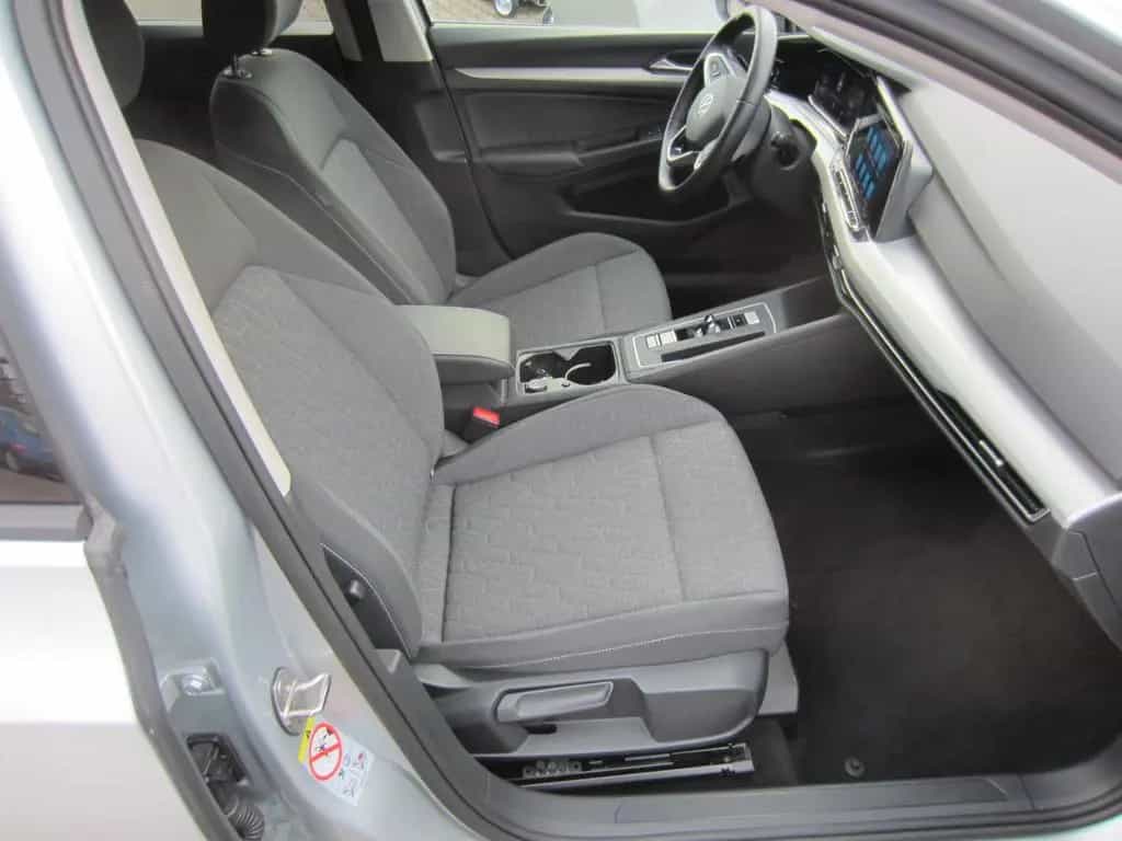 Volkswagen Golf VIII Move eTSI 09/2023-photo-5