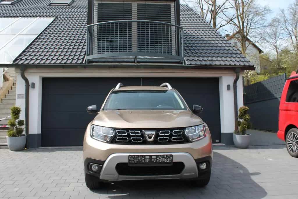 Dacia Duster II Celepration 150 PS Leder Nav AHK 05/2021-photo-1