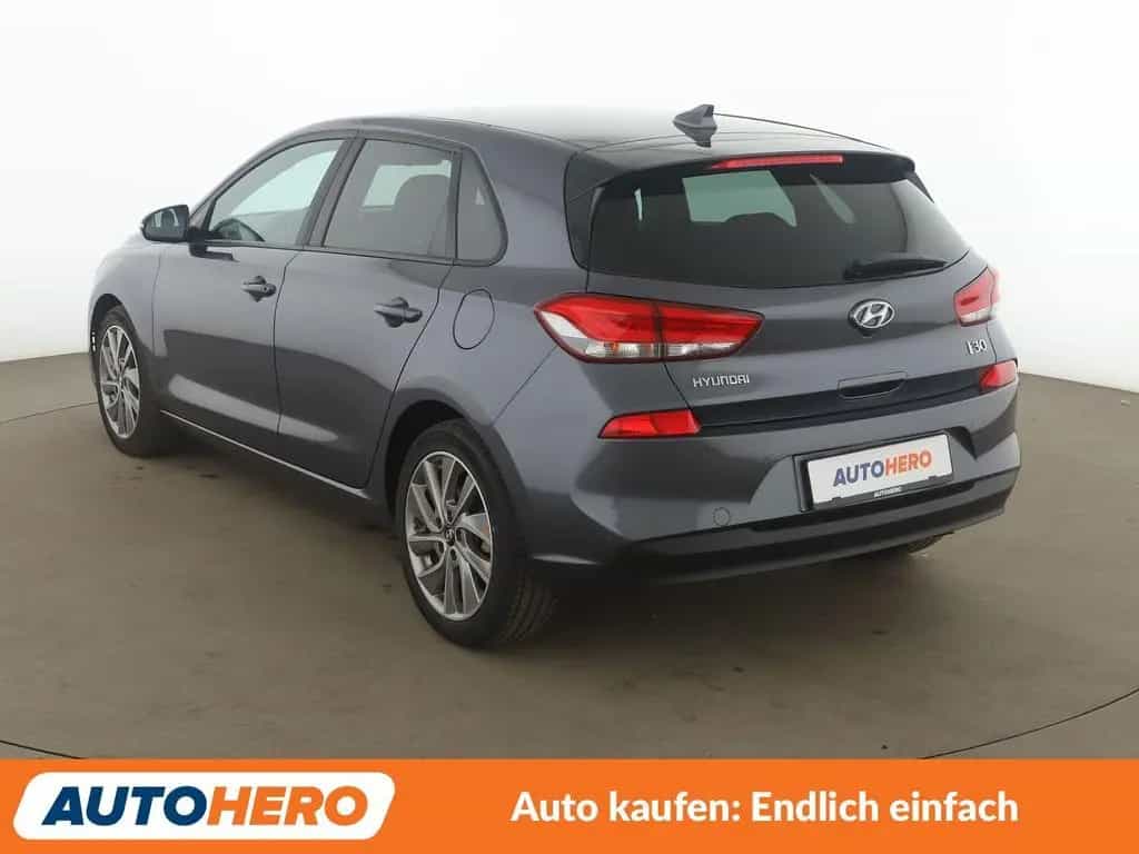 Hyundai i30 1.4 TDGI Passion + Aut*NAVI*LED*TEMPO*CAM* 02/2018-photo-3