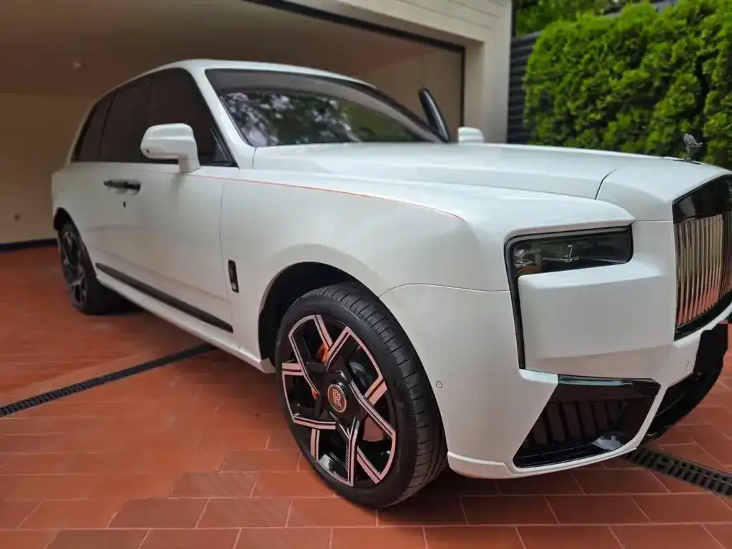 Rolls-Royce Cullinan Black Badge Black Badge 06/2025-photo-2