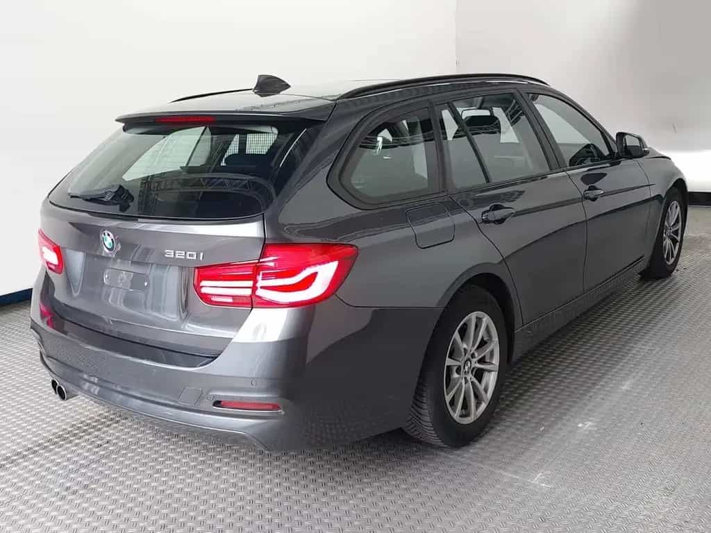 BMW 320 i Touring Steptronic PANO AHK LED LEDER NAV 02/2018-photo-4