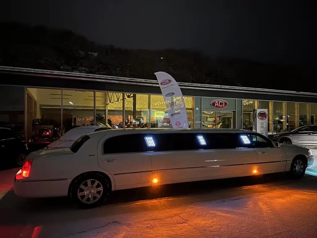 Main__Slider__Photo:Lincoln Town Car Stretch Limousine 4,6 Liter V8 01/2006-0