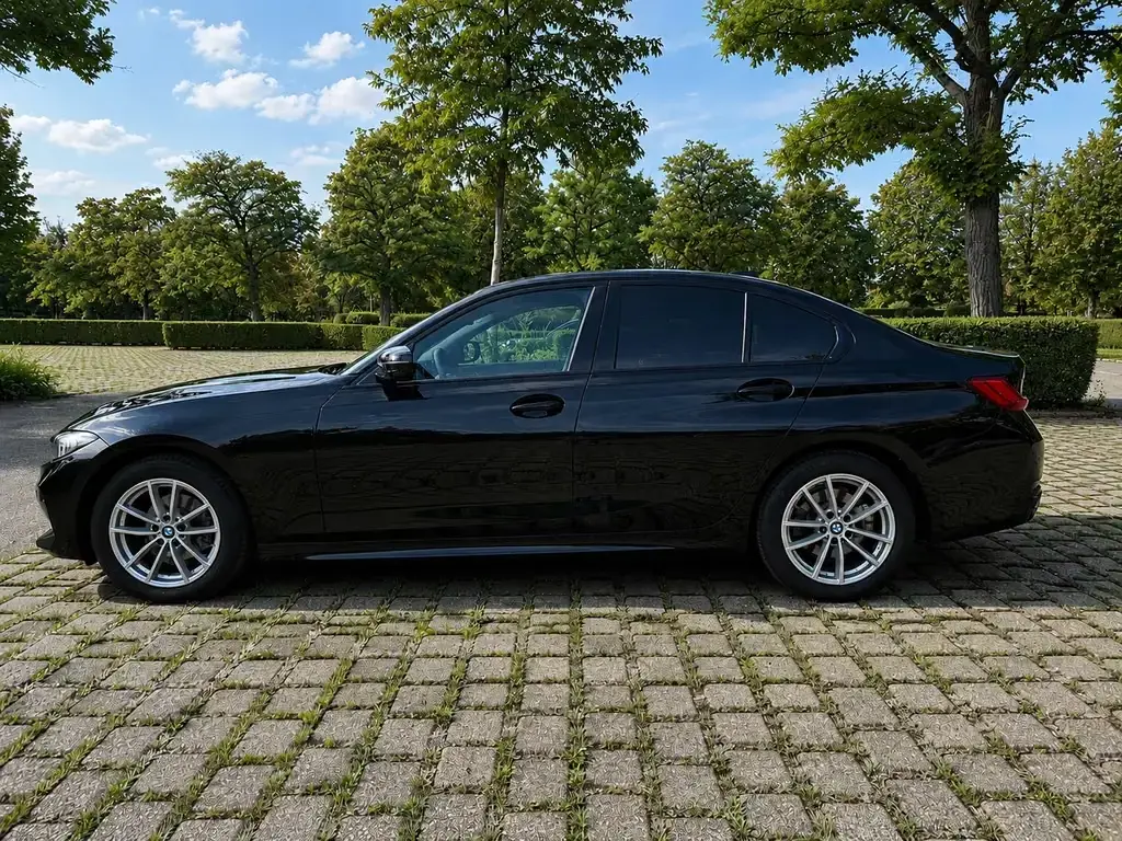 Main__Slider__Photo:BMW 318 i Automatik - 09/2025-1