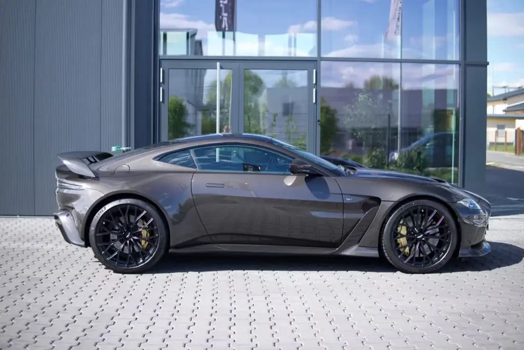 Main__Slider__Photo:Aston Martin V12 Vantage 4.0 V12 F1 null-0