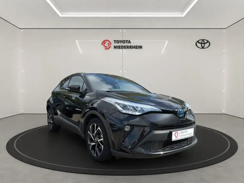 Main__Slider__Photo:Toyota C-HR Hybrid Team D NAVI+RFK+LED+ALLWETTER 10/2021-1