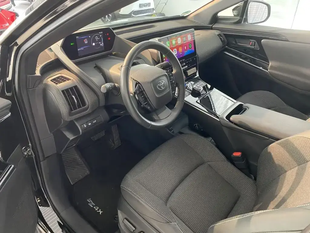 Main__Slider__Photo:Toyota bZ4X Comfort-Paket + Navi + 360 Kamera + CarPlay 07/2023-1