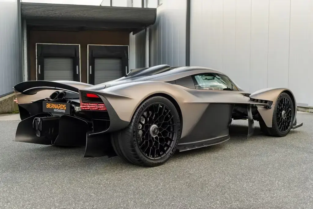 Main__Slider__Photo:Aston Martin Other Aston Martin Valkyrie - Satin Arizona Bron 06/2022-1
