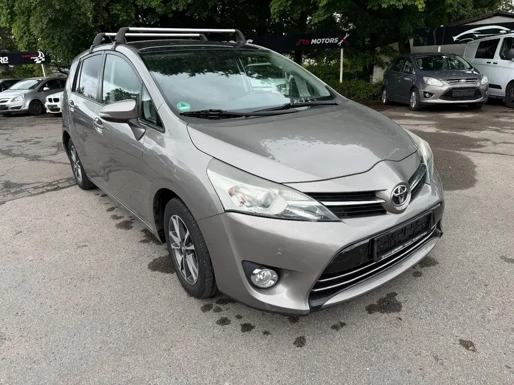 Main__Slider__Photo:Toyota Verso SkyView Edition 1,6 D-4D/Pano,Kamera,Ahk 07/2014-1