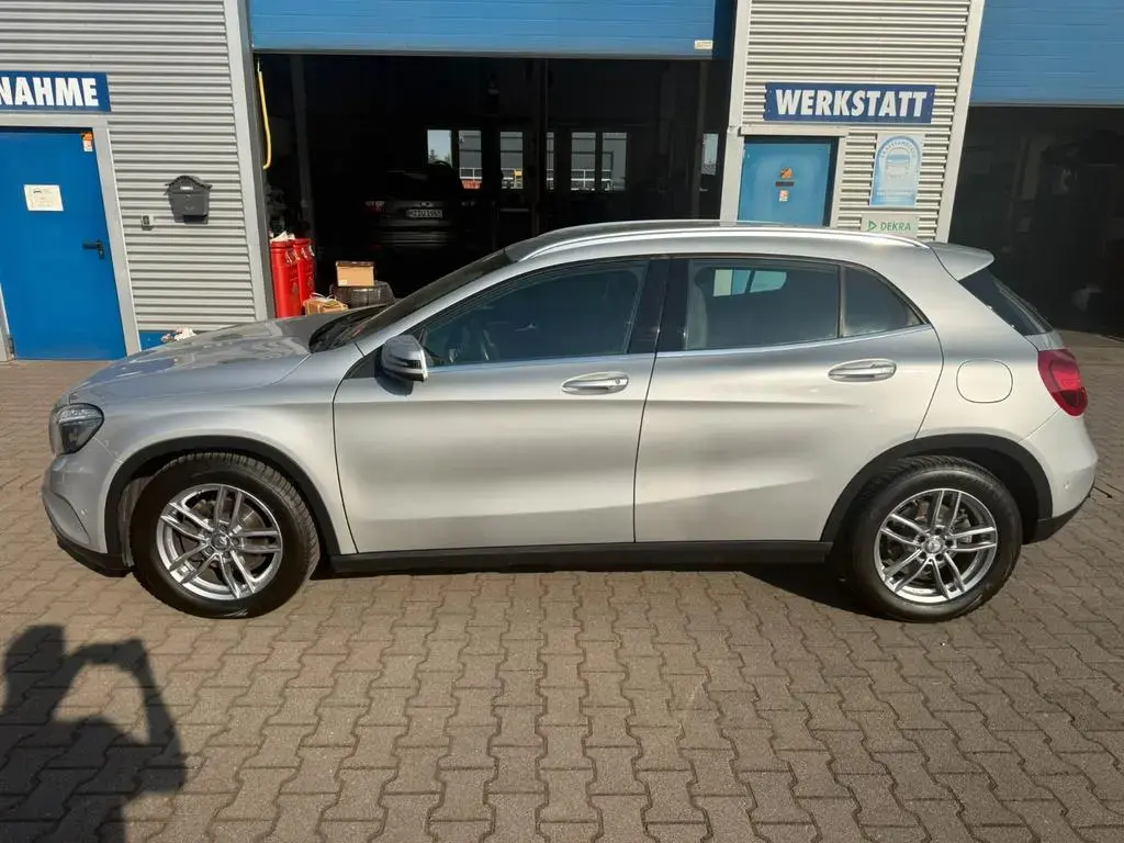 Main__Slider__Photo:Mercedes-Benz GLA 180 LED Navi Teilleder Alu PDC SHZ FSE 02/2017-1