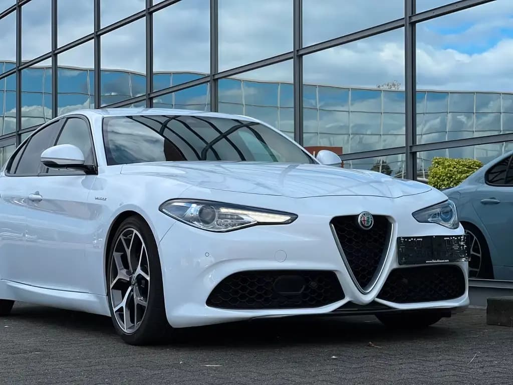 Main__Slider__Photo:Alfa Romeo Giulia Veloce Q4 Leder Kamera Led Sport 01/2018-0