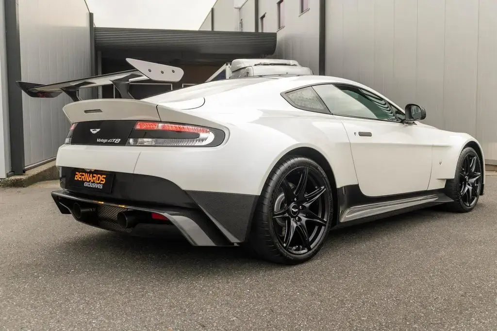 Main__Slider__Photo:Aston Martin Vantage GT8 - Morning Frost White - Aero Pack - 06/2017-1