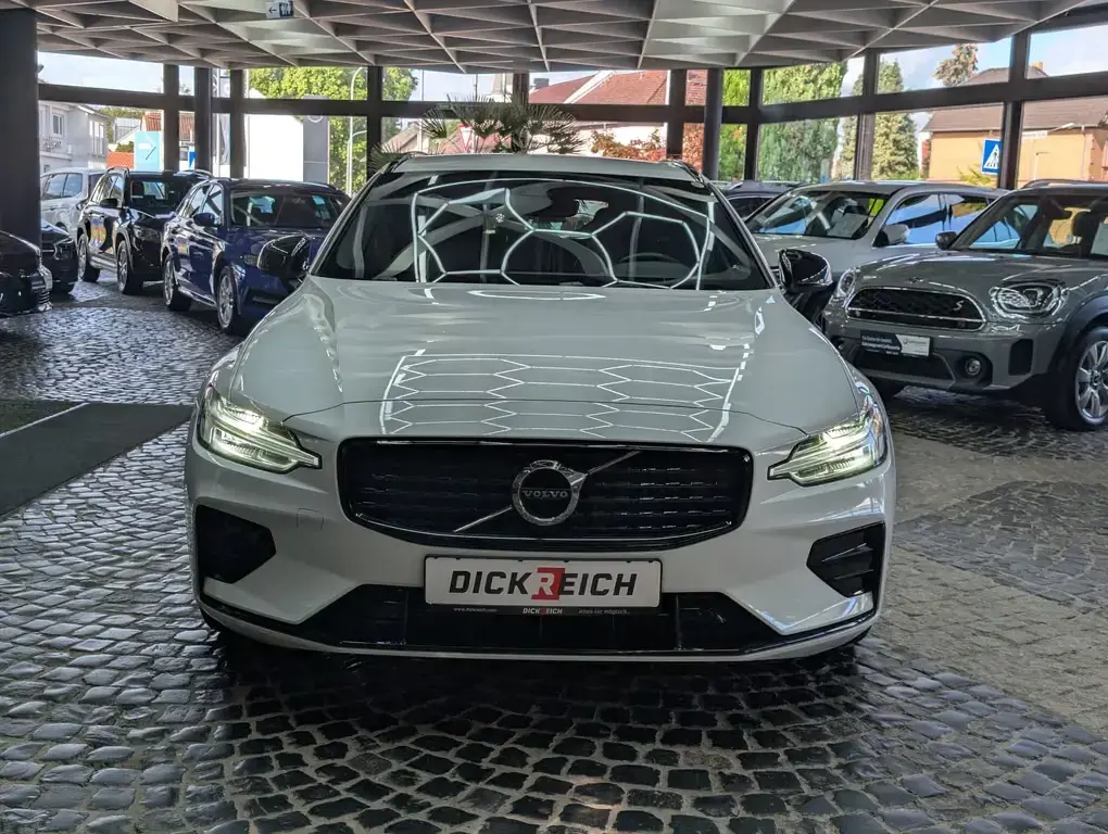 Main__Slider__Photo:Volvo V60 R Design Plus Dark LEDER H&K KAM MEMO APP 03/2022-1