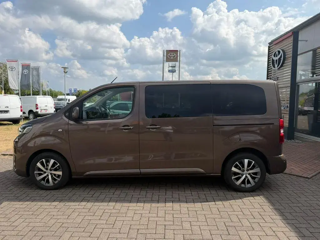 Main__Slider__Photo:Toyota Proace (Verso) Proace 2,0-l-D-4D L1 (8-Si.) Autm. Verso Team De 03/2020-1