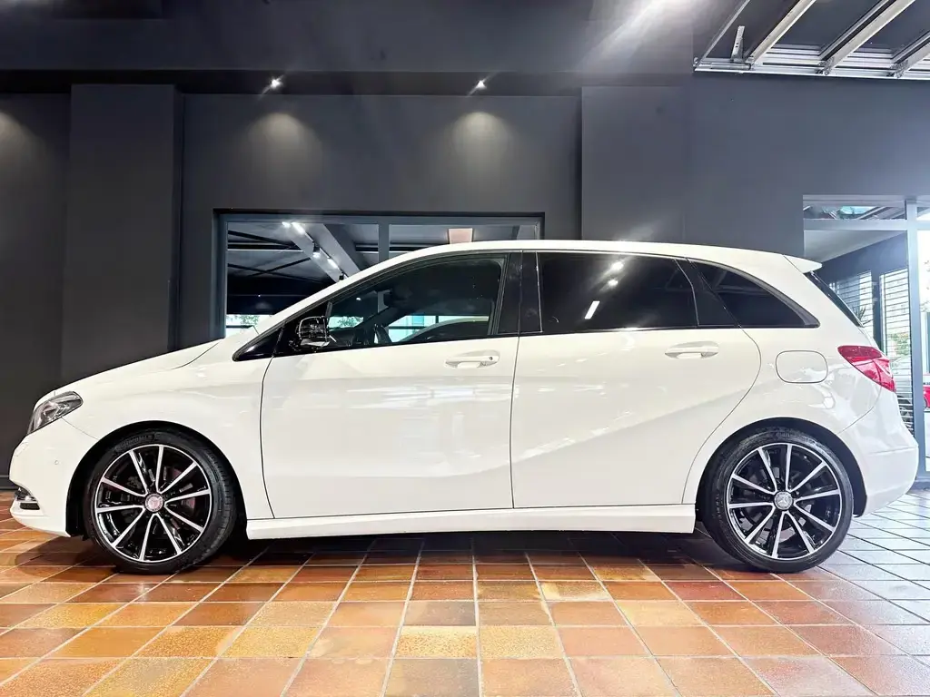 Main__Slider__Photo:Mercedes-Benz B 180 AMG SPORTPAKET NIGHTPAKET SHZ 18"LM 1.HAND 05/2013-1