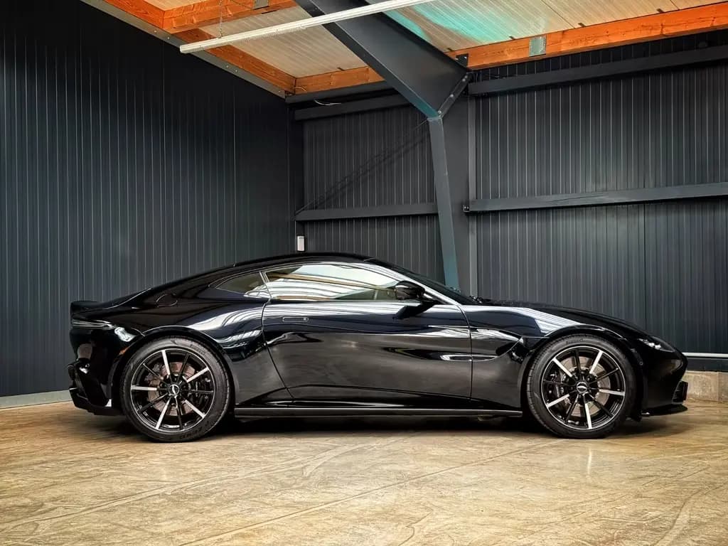 Main__Slider__Photo:Aston Martin V8 Vantage + Ultramarine Black + Perf. + Eleg. 03/2023-0
